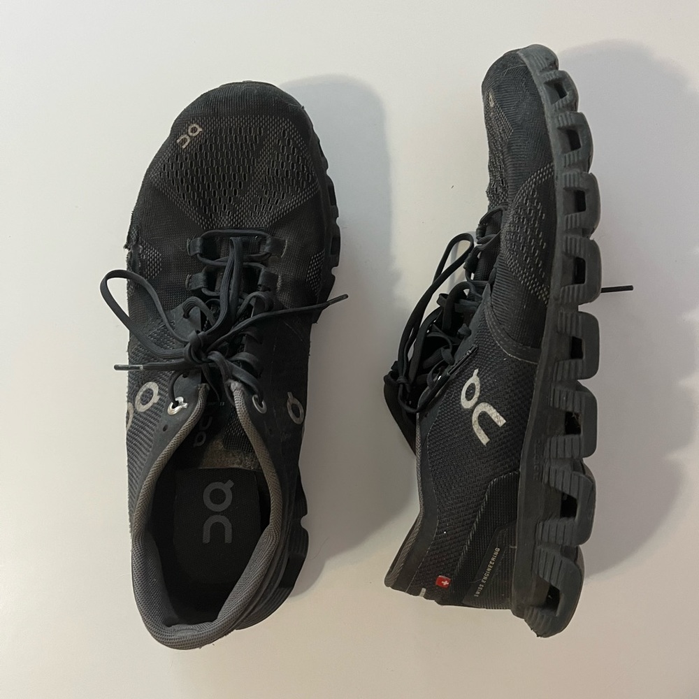 On Cloud Shoes Women’s Size 9